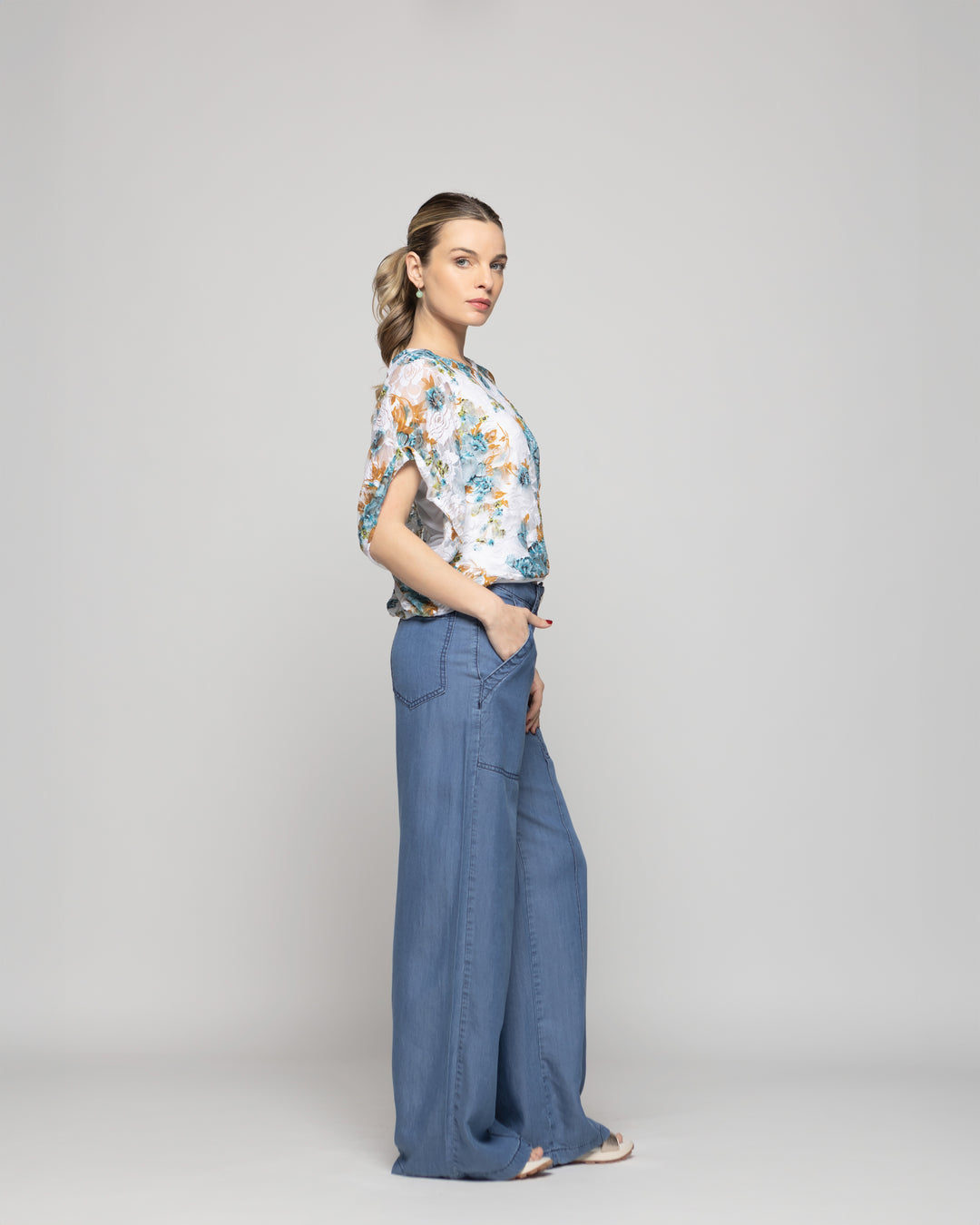 Polera Nigella Manga Caída Encaje Floral Blanco Y Verde Turquesa Ludovica