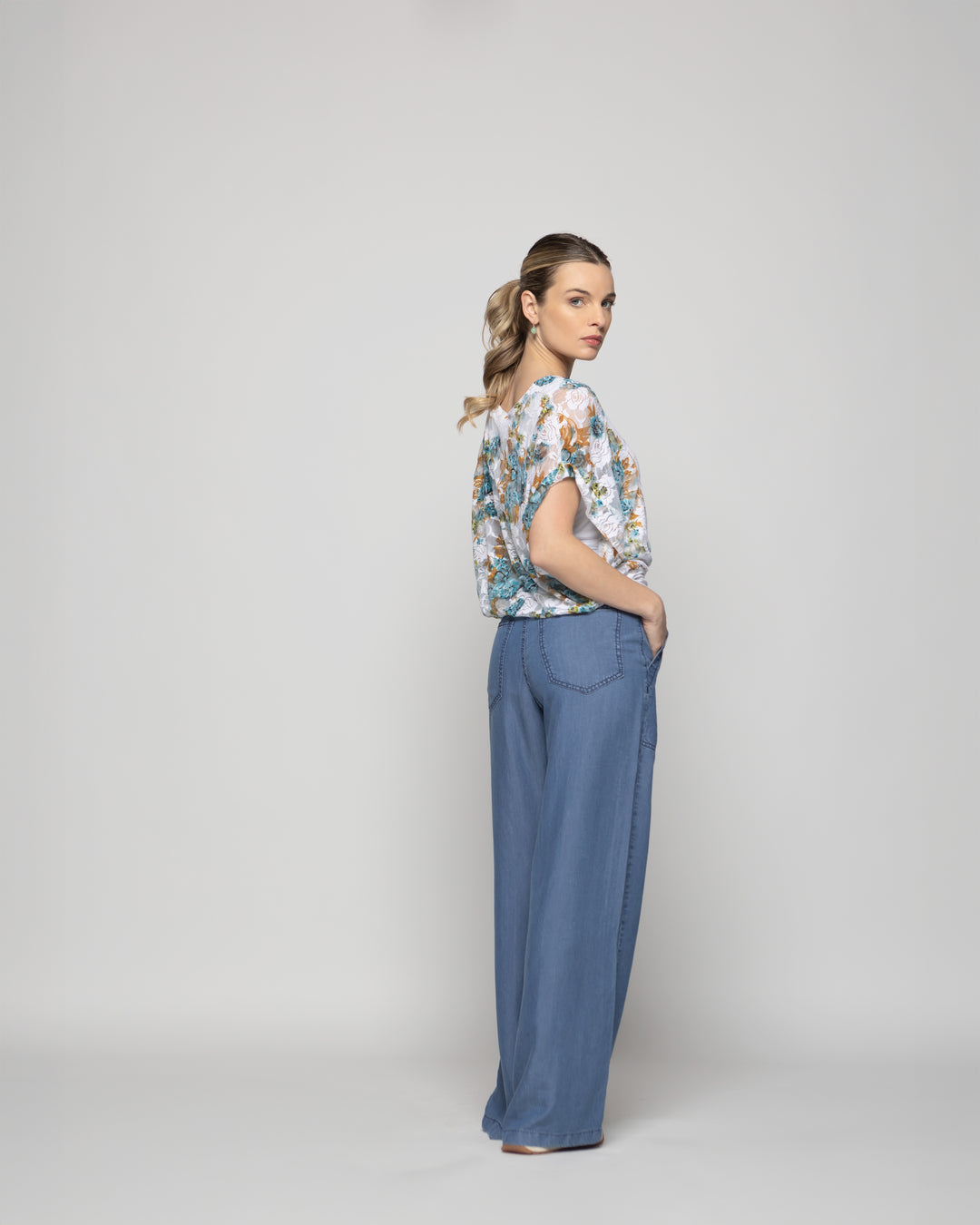 Polera Nigella Manga Caída Encaje Floral Blanco Y Verde Turquesa Ludovica