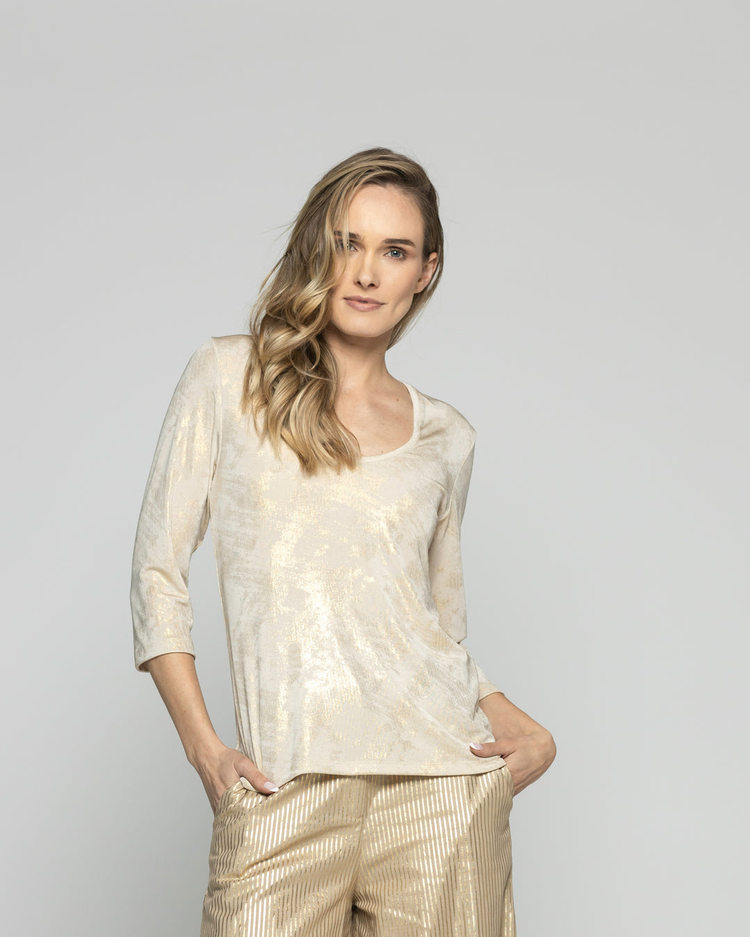 Polera Mujer Petunia Escote Redondo Manga 3/4 Efecto Brillante Beige Ludovica
