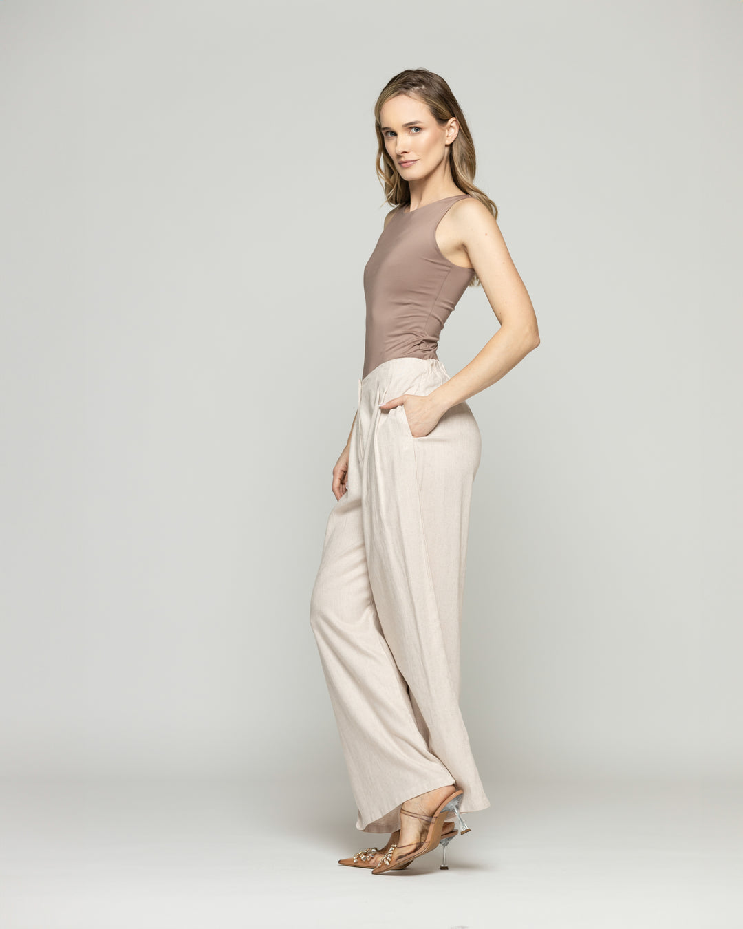 Pantalón Mujer Silene Viscosa Con Pinzas Natural Ludovica