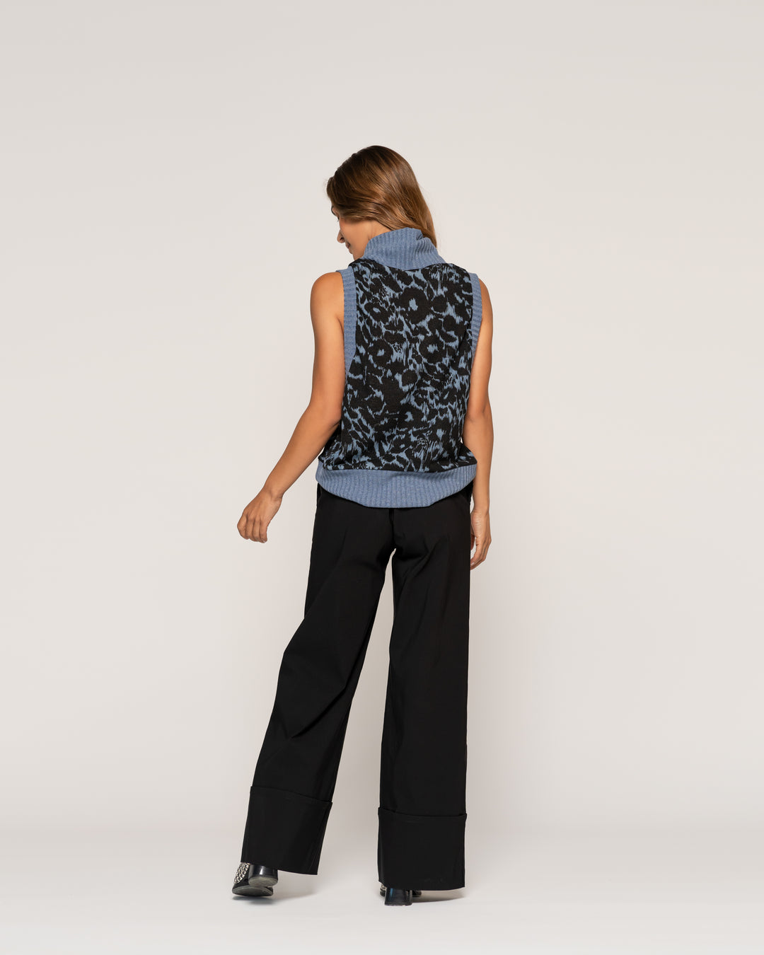 Sweater Lucía Índigo y Negro Relaxed Fit Sin Mangas Ludovica