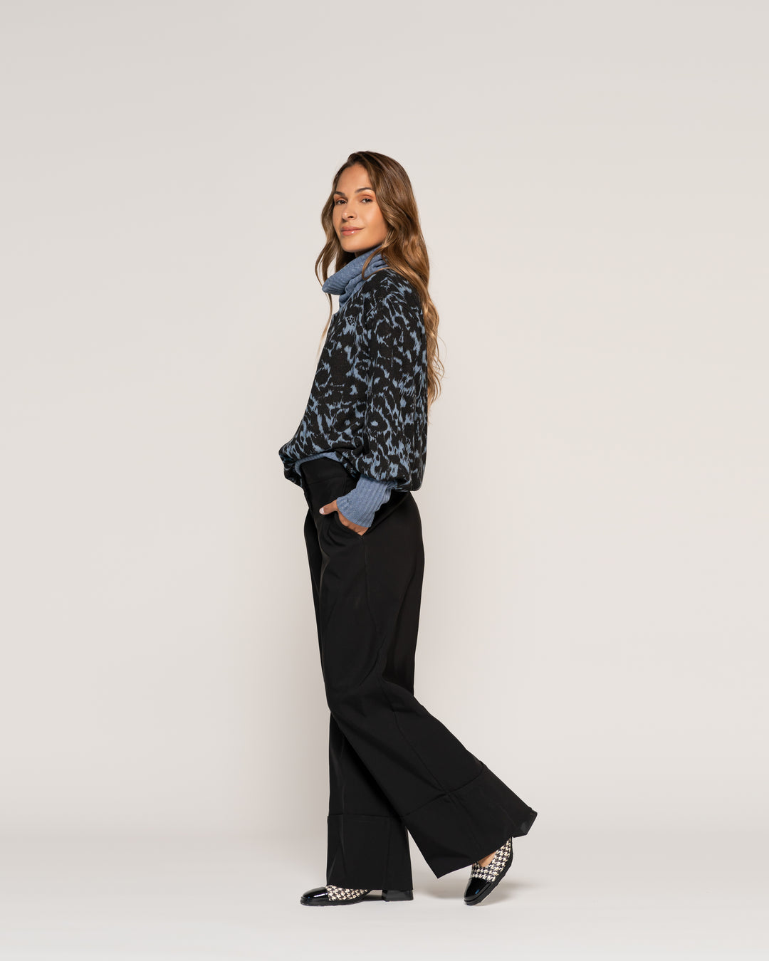 Sweater Índigo y  Negro Relaxed Fit Cuello Tortuga Ludovica