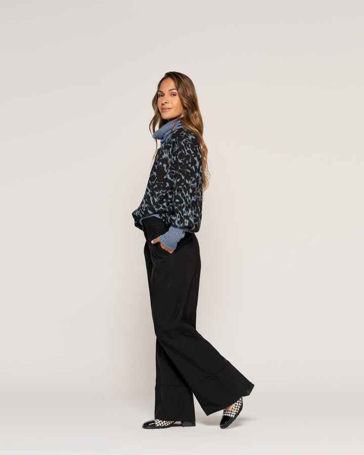 Sweater Índigo y  Negro Relaxed Fit Cuello Tortuga Ludovica