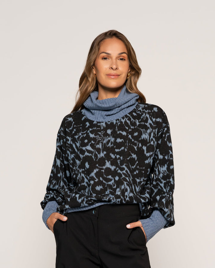 Sweater Índigo y  Negro Relaxed Fit Cuello Tortuga Ludovica