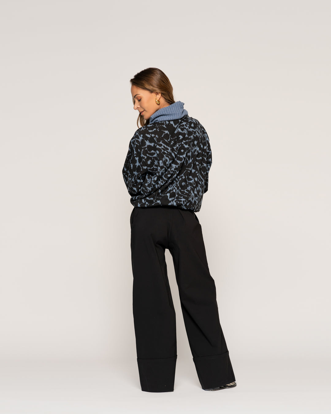 Sweater Índigo y  Negro Relaxed Fit Cuello Tortuga Ludovica