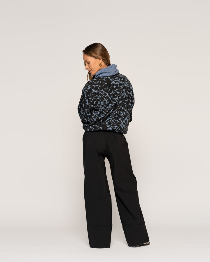 Sweater Índigo y  Negro Relaxed Fit Cuello Tortuga Ludovica